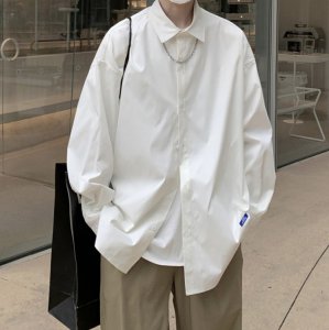 白衬衫外套里面穿什么 防范衣服发黄的小窍门