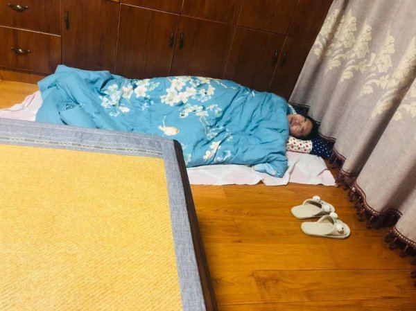 睡地板垫了棉被可以吗