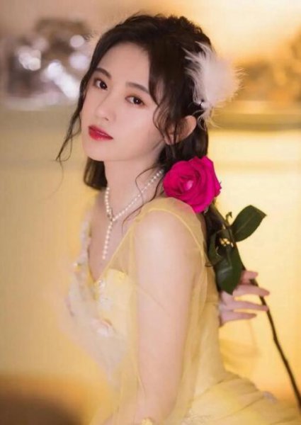 淡黄的长裙蓬松的头发什么梗？穿长裙最好看的女明星