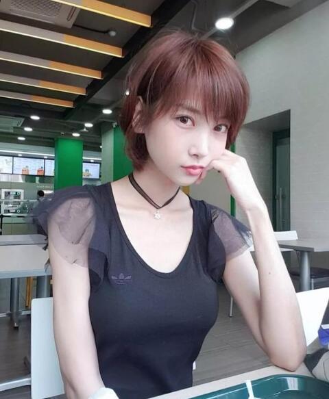 40岁女人留长发好还是短发好？