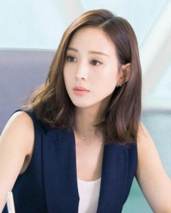 40岁女人留长发好还是短发好？ 40岁女人留长发好看还是短发好看