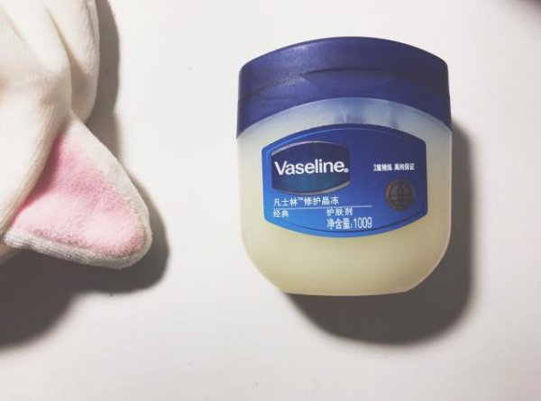 凡士林唇膜用完要洗掉吗