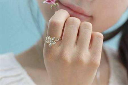 女生戒指的戴法和意义是什么？