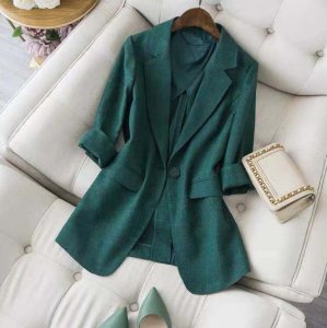 绿色的外套里面穿什么 绿色大衣配什么内搭