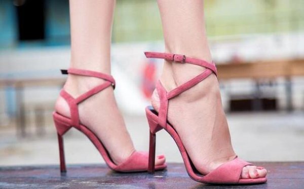 夏天适合穿的高跟鞋(什么颜色的高跟鞋好看)