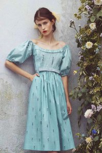 平胸的女生穿什么衣服好看 平胸女生适合穿什么衣服好看？