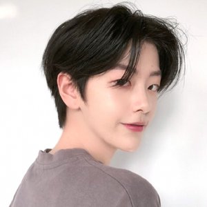 男士中分发型有哪几种 男生发型韩式中分长发