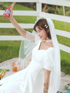穿婚纱里面下身穿什么 婚纱配什么发型好看