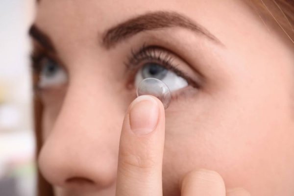 泡温泉可以戴隐形眼镜吗？可以带隐形眼镜去温泉游泳吗？