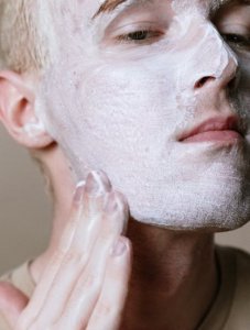 脸上皮肤暗黄粗糙毛孔大怎么办 如何改善皮肤粗糙暗黄毛孔大呢