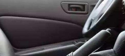 手刹拉了还溜车怎么办 汽车拉手刹还溜车是怎么回事