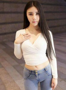 紧身牛仔裤搭配什么上衣好看 紧身牛仔裤搭配什么衣服好看