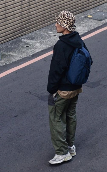 别让一顶帽子脱了后腿
