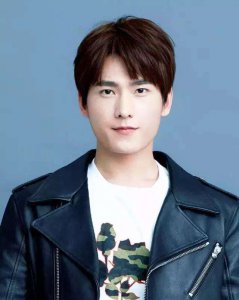 国字脸适合什么发型男？ 国字脸适合什么发型男生发型30-39