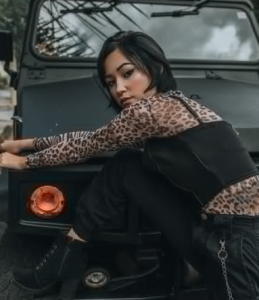 豹纹裙怎么穿显年轻气质 豹纹衣服怎么穿显年轻气质