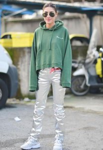 绿色衣服搭配什么颜色好看？ 衣服绿色和什么颜色搭配好看