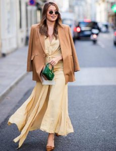 西服怎么搭配裙子 西服搭配什么裙子？