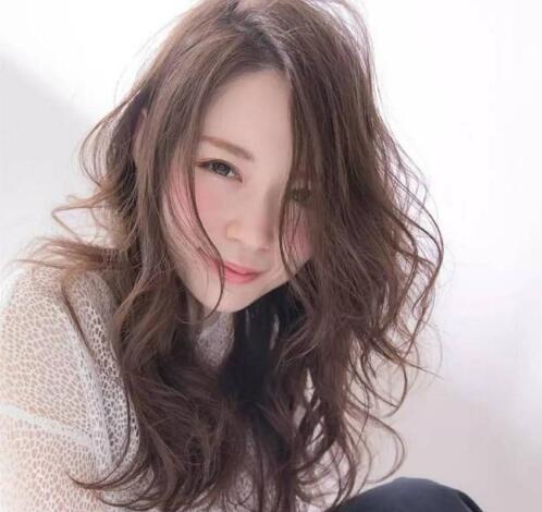 中年长发烫发的发型图片