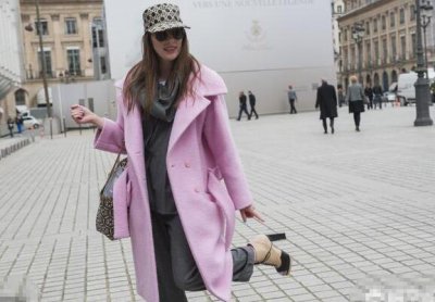 夏天粉色t恤怎么搭配 夏天粉色上衣怎么搭配？