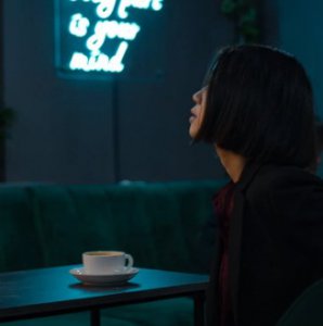 蓝黑色配方 蓝黑色头发多久会掉色