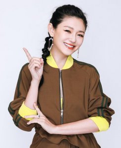 披头发好看还是扎头发好看？ 扎头发比披头发好看适合什么发型