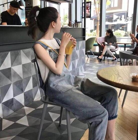 连体背带裤搭配什么上衣好看