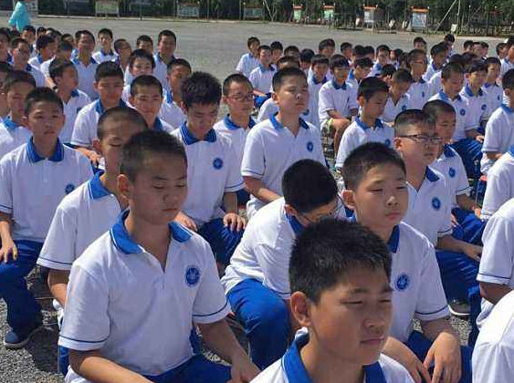 中学生是否应该统一发型