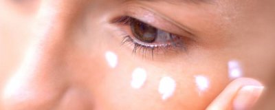 眼部精华液和眼霜的正确使用顺序 眼精华和眼霜的使用顺序化妆的时候