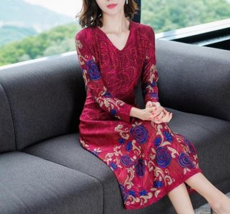 女人穿碎花衣服好看吗？ 什么样的人适合穿碎花连衣裙