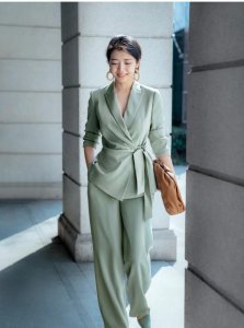 上衣是绿色配裤子图片 绿色裤子上面配什么衣服?