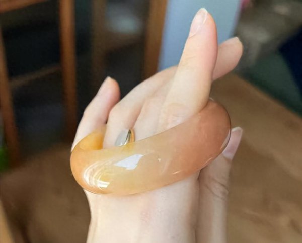 石英质玉和翡翠哪个好一点？选哪个佩戴更好看？