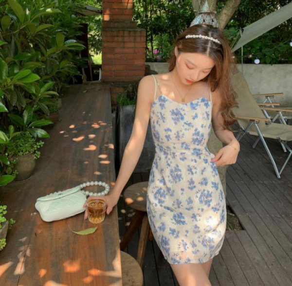 吊带连衣裙里面可以搭配什么