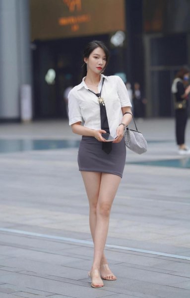 夏天的短裙怎么穿