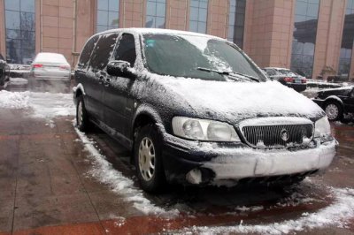 汽车上面的雪已经结冰了怎么清理