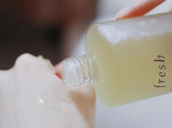 馥蕾诗红茶精华水怎样