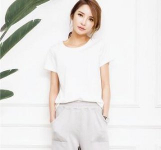 白t恤怎么搭配好看女？ 白色t恤搭配什么最好看