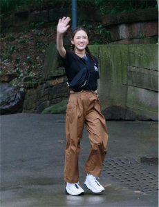 布袋裤怎么穿搭 纸袋裤怎么搭配上衣图片夏