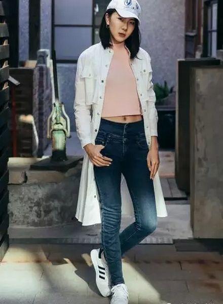 女士牛仔裤怎么搭配