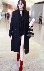 黑大衣里面穿什么好看？ 外面黑色大衣里面穿什么好看