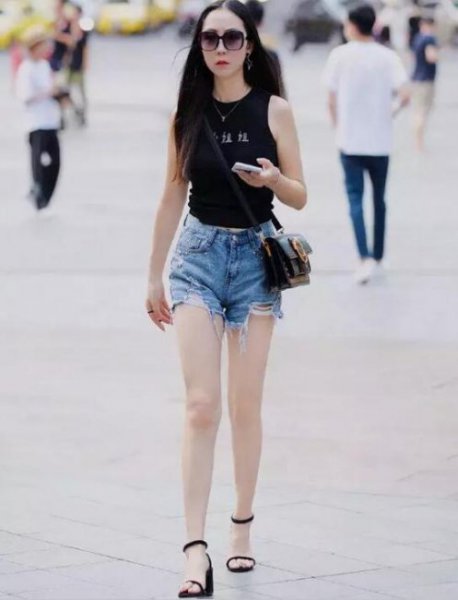 什么衣服配高跟鞋好看？