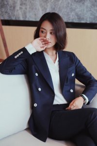 藏青色西装配什么颜色衬衫 如何搭配藏青色服装