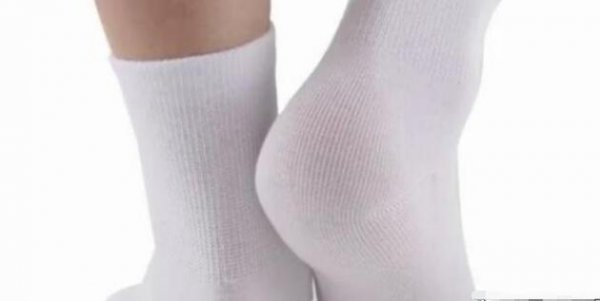 为什么有得男生喜欢穿白袜子？