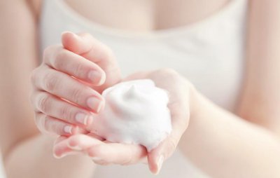 洁面慕斯怎么用 洁面慕斯洁面皂洗面奶有什么区别