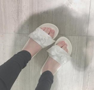 夏天穿什么颜色拖鞋好看 夏天女孩子穿什么拖鞋好看？