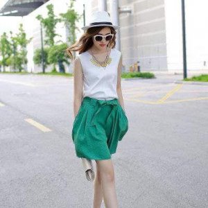 夏天短裙怎么搭配上衣？ 夏天短裙怎么搭配衣服图片