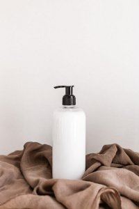 保湿水能带上飞机吗 保湿水和其他的护肤品都是可以携带的