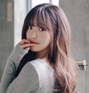 怎么让刘海不贴额头 刘海翘起来怎么弄下去