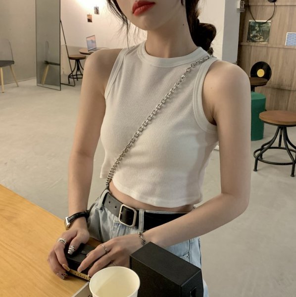皮肤比较黑穿什么颜色的衣服比较显白