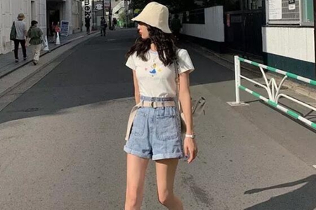 牛仔短裤搭配什么上衣最合适？