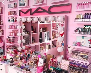 女生化妆包里应该有什么 女孩包包里面的化妆品图片